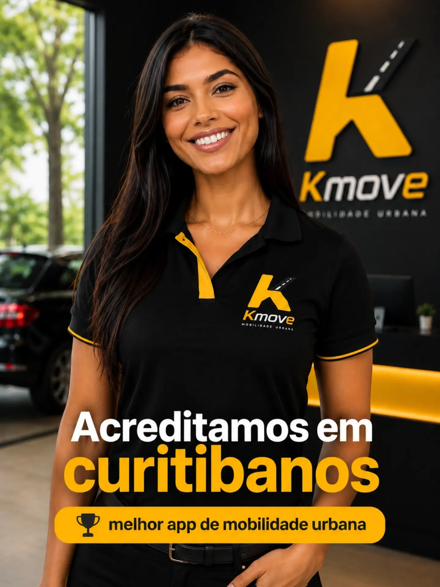 Profissional com uniforme da Kmove sorrindo na recepção da empresa
